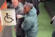 火气很大?热刺输球后澳波与球迷争吵，特尔上前劝阻