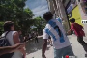 整活?Speed前往阿根廷直播，在街头和装扮成梅西的球迷跳舞
