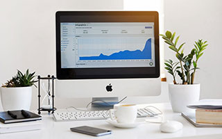 有心！60岁失婚视帝对港姐小花宠爱有加，送花庆生更亲自指导网球