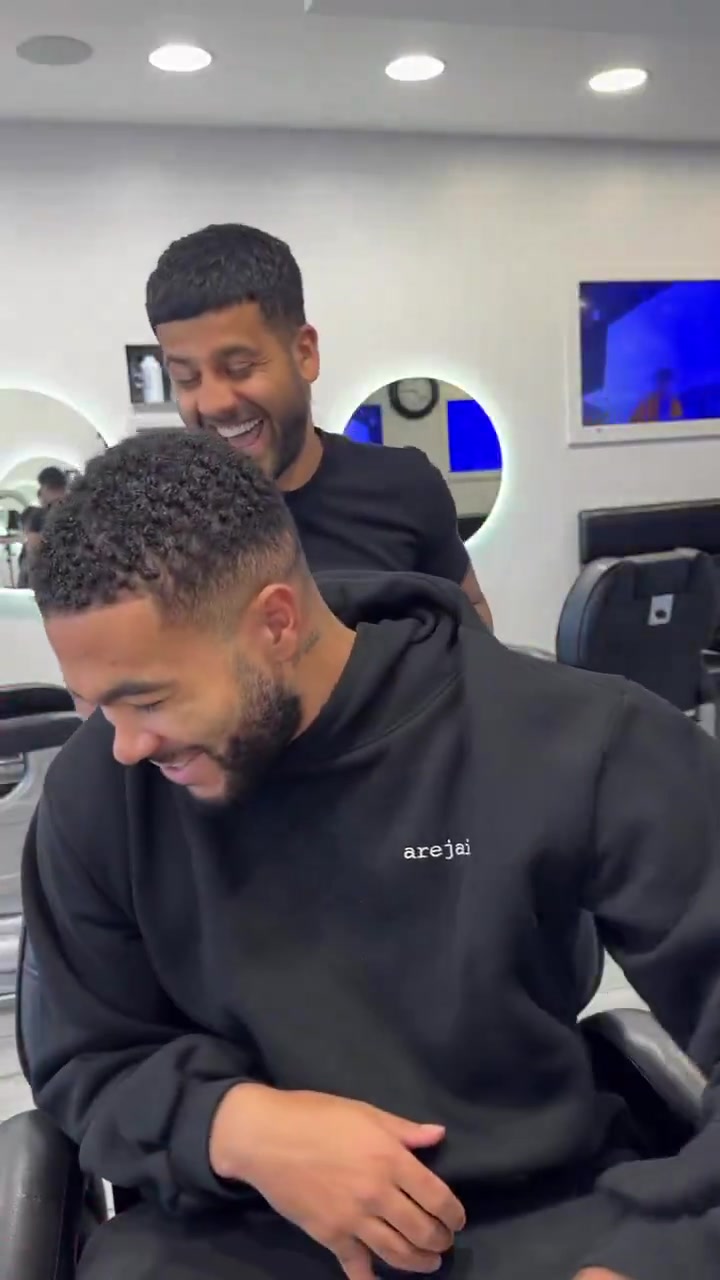 ?理发师整蛊里斯-詹姆斯给他戴热刺球衣围布，被球员一把推开