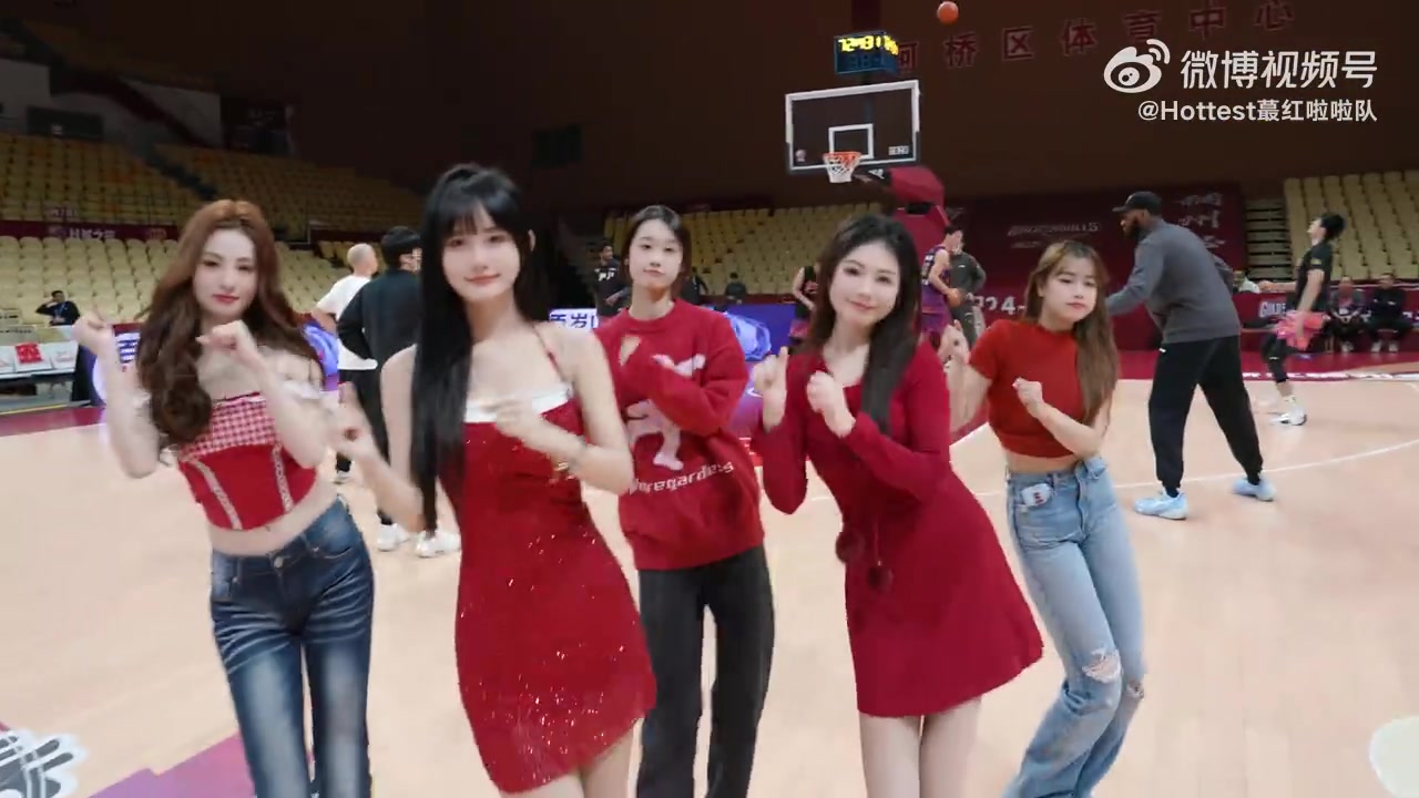 熟悉的旋律?浙江啦啦队跳斗地主舞蹈：过年在家 你玩啥呢？