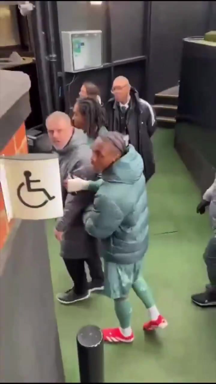 火气很大?热刺输球后澳波与球迷争吵，特尔上前劝阻