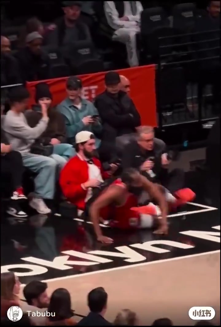 ?哈登比赛中摔出了底线?前排观战的邓紫棋被吓出了表情包