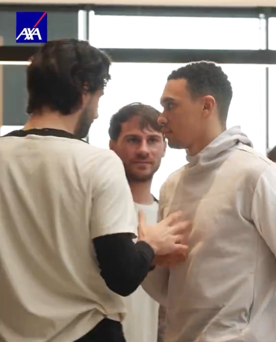 ?球迷热议阿诺德归队：他一进来空气就安静了，麦卡这小眼神