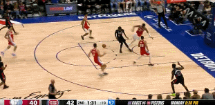 弹簧人！奥萨尔-汤普森拼得球权后直接原地起飞秀隔扣