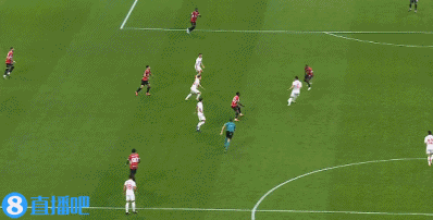 意天空：穆萨离场10分钟后回到替补席，和主帅孔塞桑拥抱并道歉