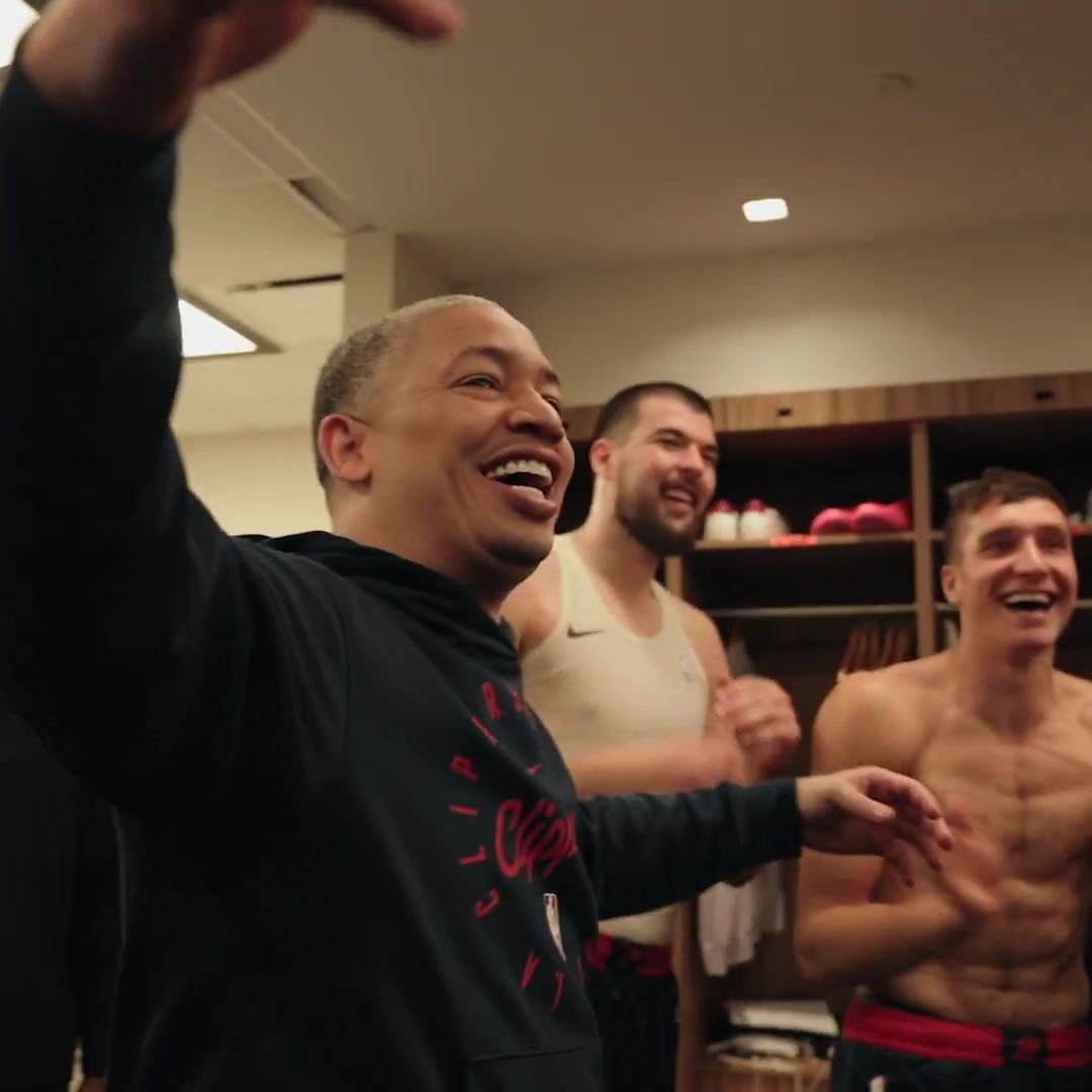 晋级季后赛！快船赛后更衣室内庆祝：1、2、3 Family！?️