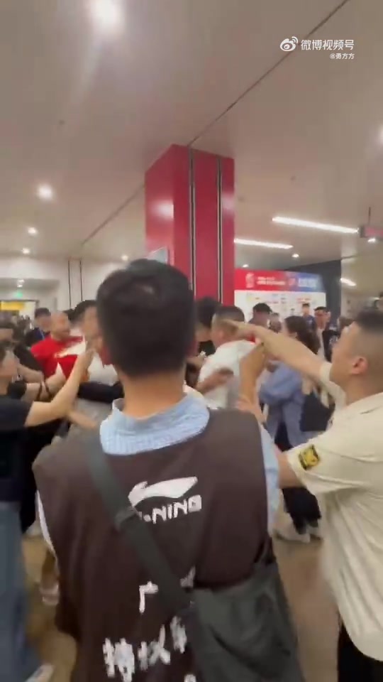 还有下集?广厦光头球迷再次动手打掉手机踹飞上前理论的女记者