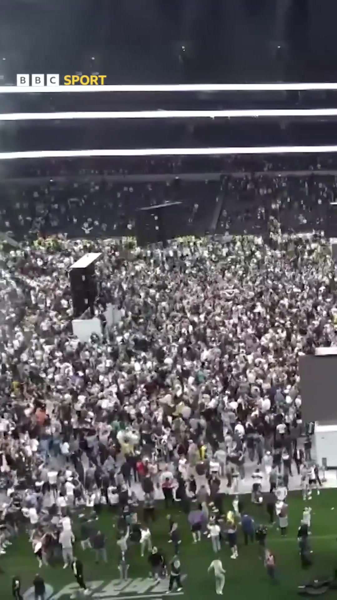 久违的冠军！众多热刺球迷在主场庆祝夺冠