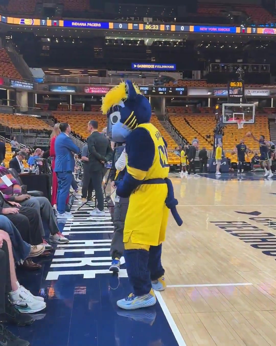 大鲨鱼又怎样?步行者吉祥物暴力隔扣奥尼尔 给后者整乐了?