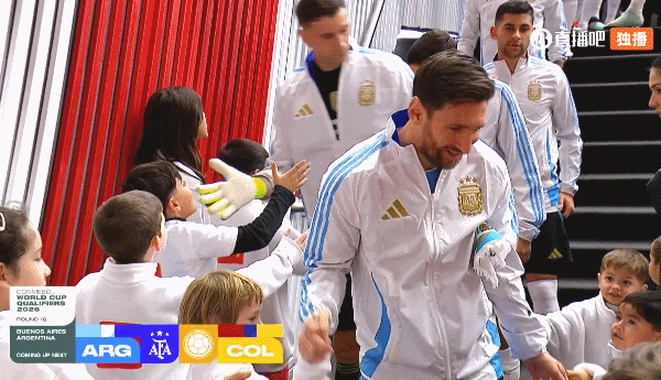 开心的不得了！赛前在球员通道，小球童们纷纷喊梅西名字击掌